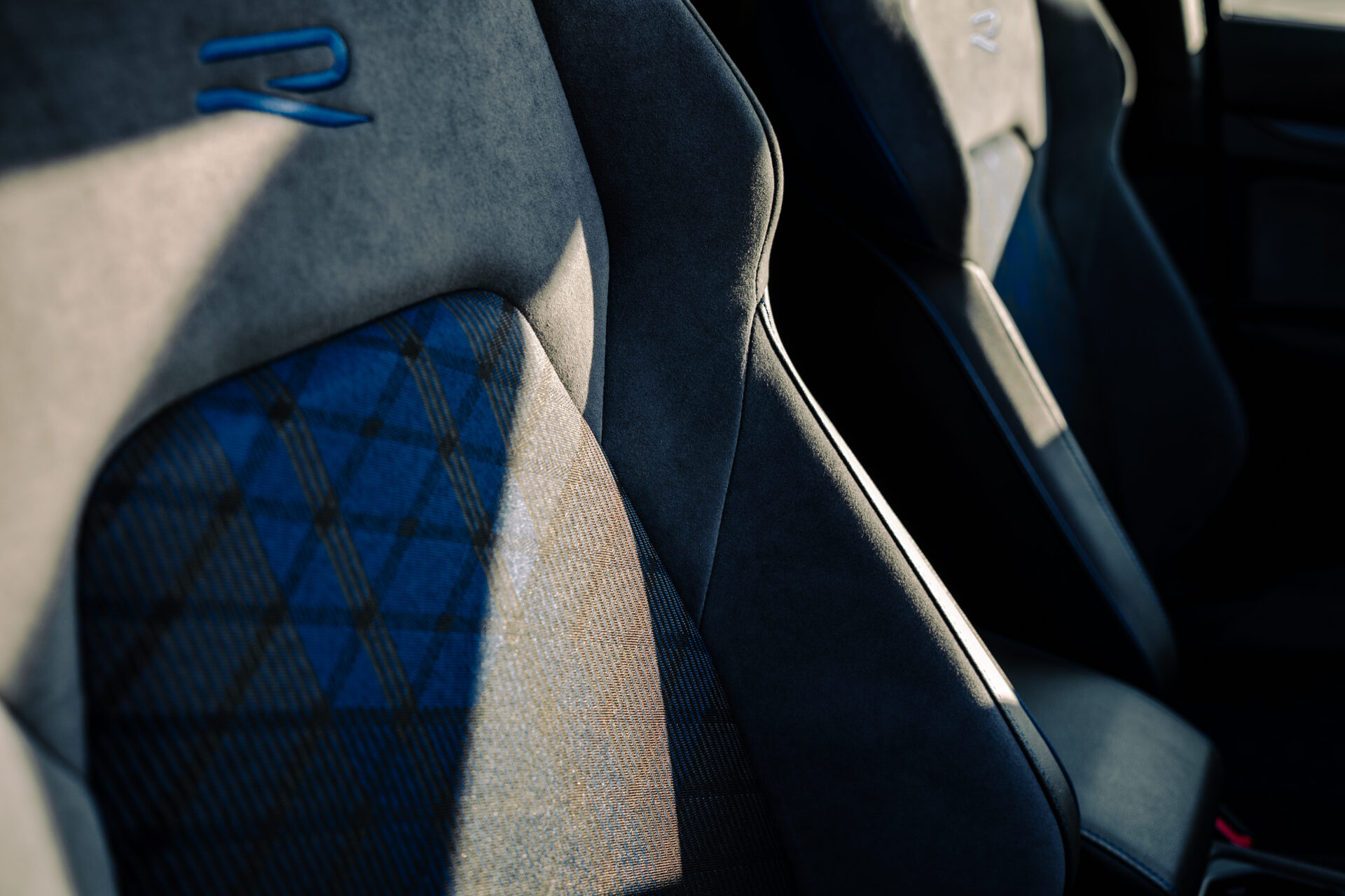 Golf 8 R - 4 MOTION | AKRA | PANO | H&K | DCC | DRIFT MODE - Afbeelding 18